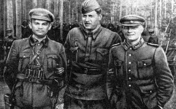 Командование 1го полка имени С В Руднева слева направо помощник - фото 39