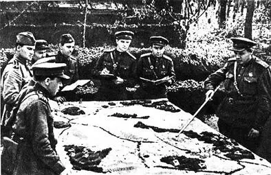 На командирских занятиях Командир 112й танковой бригады М Т Леонов - фото 42