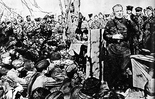 Выступление агитатора перед бойцами Во многих районах Украины летом 1943 г - фото 86