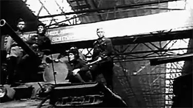 Очередной советский танк Т34 построенный заводчанами для фронта Обстановка - фото 90