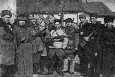 Бойцы партизанского отряда В это же время Советские войска улучшают - фото 119