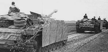 Колонна штурмовых орудий на марше Военные действия на других театрах Второй - фото 120