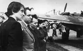 На выставке образцов трофейного вооружения захваченного у немцев в 19411943 - фото 141