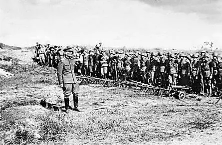 И С Конев выступает перед бойцами Лето 1943 г На трудовом фронте - фото 143