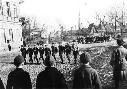 На занятиях по строевой подготовке Любопытные итоги за первое полугодие 1943 - фото 186