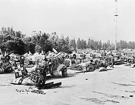 Кладбище разбитых итальянских самолетов 1943 г На трудовом фронте Все - фото 204