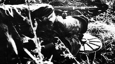 Немецкий солдат спит на противотанковой мине Теллер используя ее вместо - фото 247