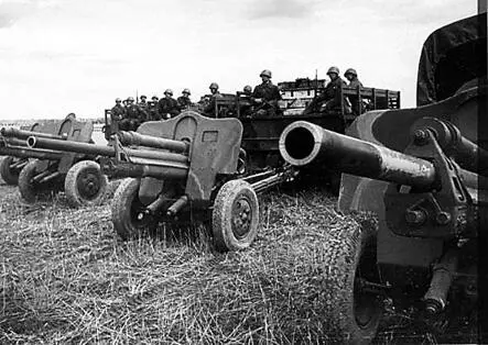 76мм дивизионные пушки Обладая большой подвижностью красноармейцы быстро - фото 263