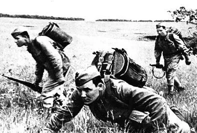 Доставка горячей пищи на передовую В эту ночь В боях с карательным - фото 266