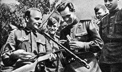 Конструктор Г С Шпагин слева испытывает свой автомат 1943 г В первой - фото 273