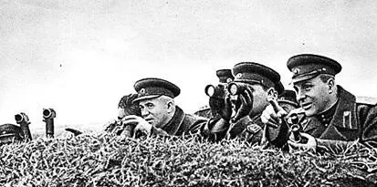 На наблюдательном пункте Слева направо Н С Хрущев командующий 6й - фото 306