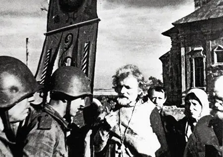Священник Дмитрий Орловский благословляет красноармейцев перед боем 3 часа - фото 335