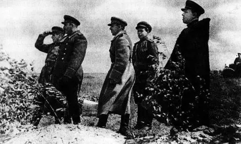 И X Баграмян со своими подчиненными на наблюдательном пункте В армии имеется - фото 339