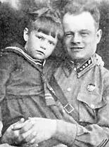 Александр Николаев со своей дочкой В это же время Экипаж заместителя - фото 358
