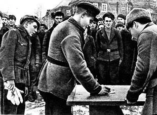 Вручение оружия новобранцам Белоруссия 1943 г Значительно активизирует - фото 49