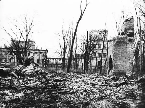 Разрушенный фашистскими оккупантами дворец Паскевичей г Гомель 1943 год - фото 457
