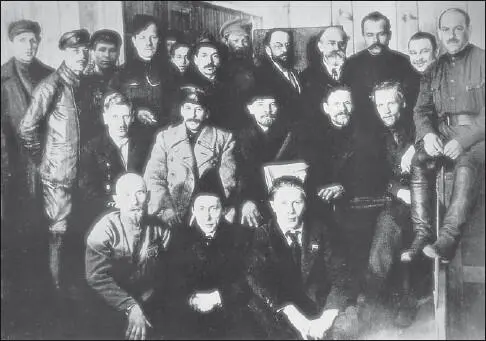Ленин и Сталин среди делегатов VIII съезда РКПб Март 1919 г Выход из - фото 60