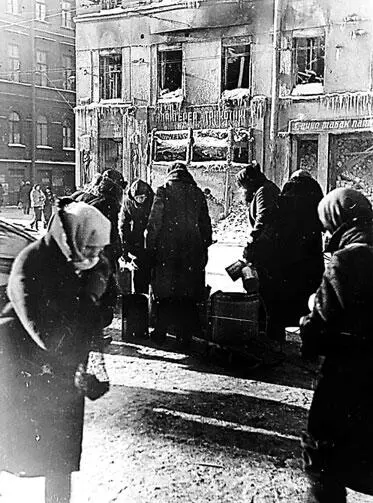 В блокадном Ленинграде Позавтракав мы с мамой каждый день так мне помнится - фото 88
