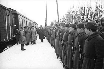 Отправка новобранцев на фронт Снабжение Красной Армии горючим Военные - фото 99