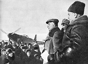 Главный режиссёр Театра имени Ев Вахтангова Р Симонов выступает на митинге в - фото 101