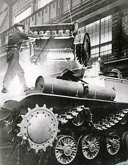 Челябинский Кировский завод ЧКЗ Установка мотора на танк 1943 г В газете - фото 109