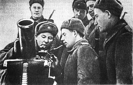 Ленинградский фронт Минометный расчет братьев Шумовых на переднем плане - фото 118
