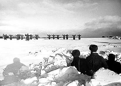 Немецкие солдаты сдаются в плен В этот день 22 декабря 1943 года Совнарком - фото 132