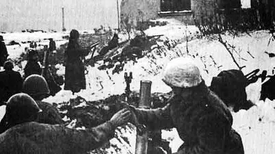 Бой в населенном пункте В эти дни Советские войска выдвигаются на рубеж - фото 144