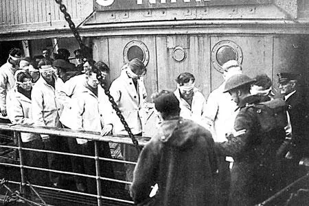 Пленные немецкие моряки подобранные англичанами с погибшего линкора - фото 163