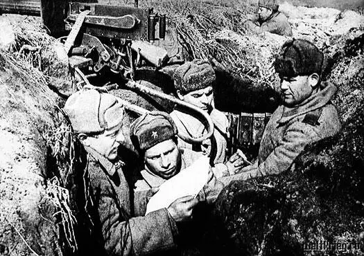 Политинформация в окопе между боями 31 декабря 1943 г Пятница Действующие - фото 190