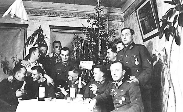 Офицеры встречают Новый 1944 год Они еще верят в свою непобедимую Германию - фото 204