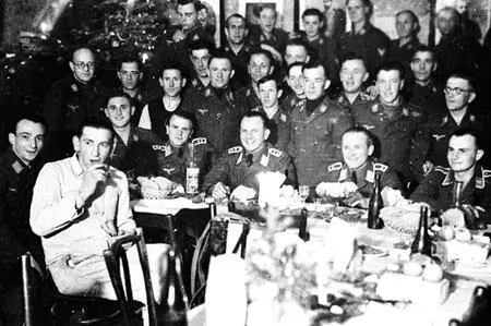 Военнослужащие люфтваффе празднуют рождество 1944 года 925й день войны - фото 206