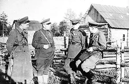 Справа налево командиры партизанских соединений Лука Егорович Кизя Василий - фото 213