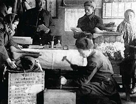 Бойцам Красной Армии В 1943 г горняки Кузбасса дали стране на 4 млн т угля - фото 217
