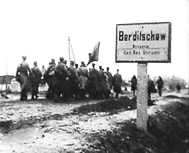 Советские воины покидают Бердичев После освобождения Бердичева - фото 235
