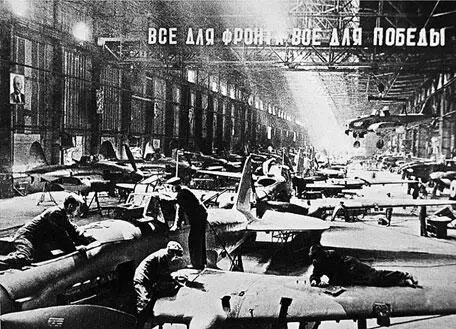 Фронтовая бригада за сборкой самолетов Ил2 1944 г Вспомним как это - фото 242