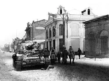 Советские воины в освобожденном Кировограде Жители освобожденного - фото 250