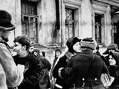 Жители освобожденного Кировограда встречают своих воиновосвободителей - фото 251