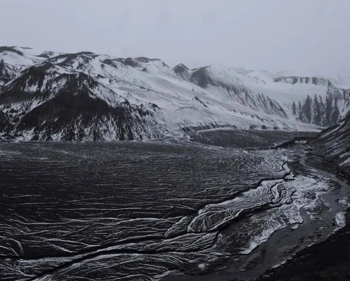Рис 102 Следы лавы Рис 103 Озеро на дне кратера вулкана Итак - фото 98
