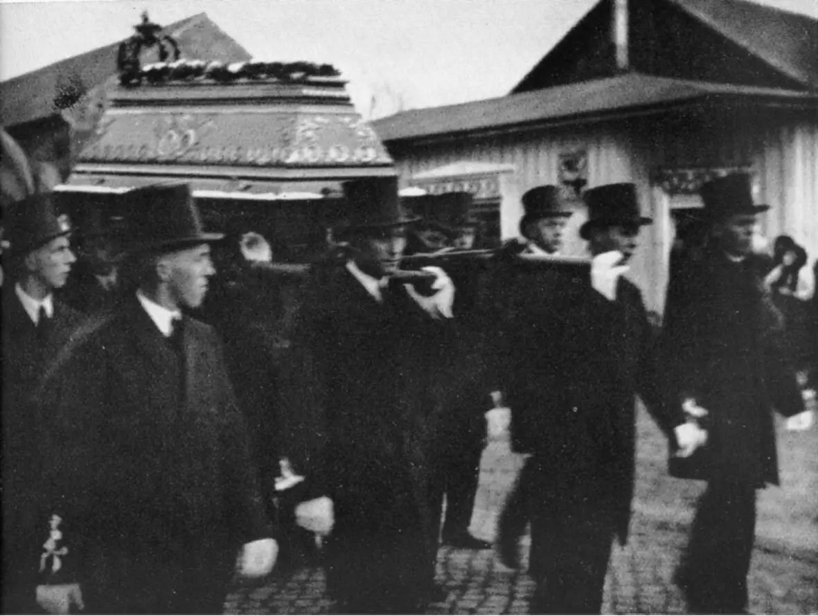 Рис 13 Носильщики Leichenträger несут гроб на кладбище ок 1930 г - фото 3