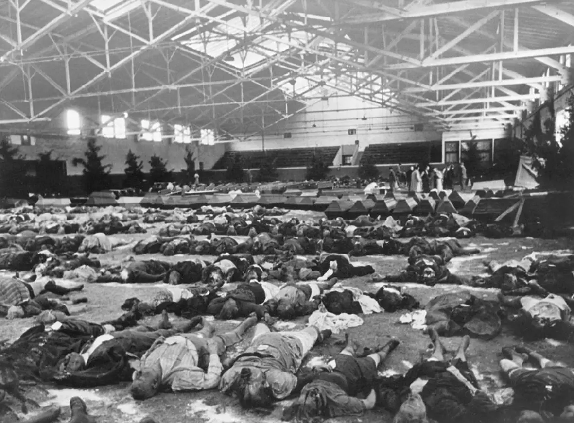 Рис 32 Во время воздушной войны жертв бомбардировок раскладывали для - фото 12