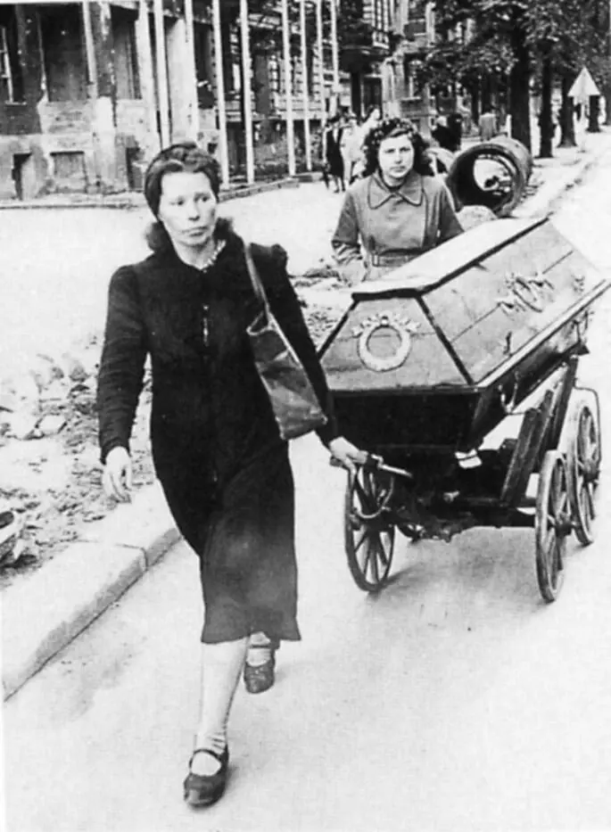 Рис 33 Две женщины везут гроб по улицам Берлина 1945 г В последние недели - фото 13