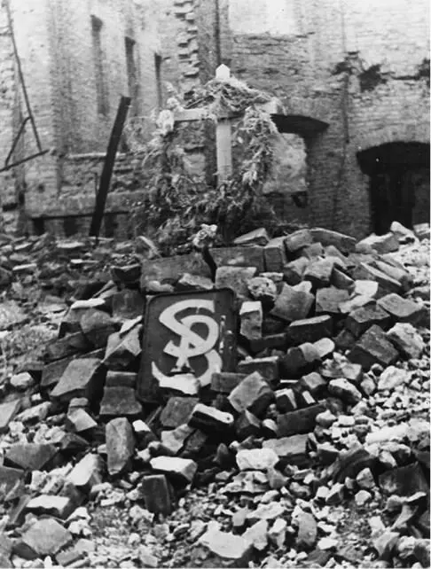 Рис 35 Крест украшающий груду развалин Берлин 1945 г Скорее всего его - фото 15
