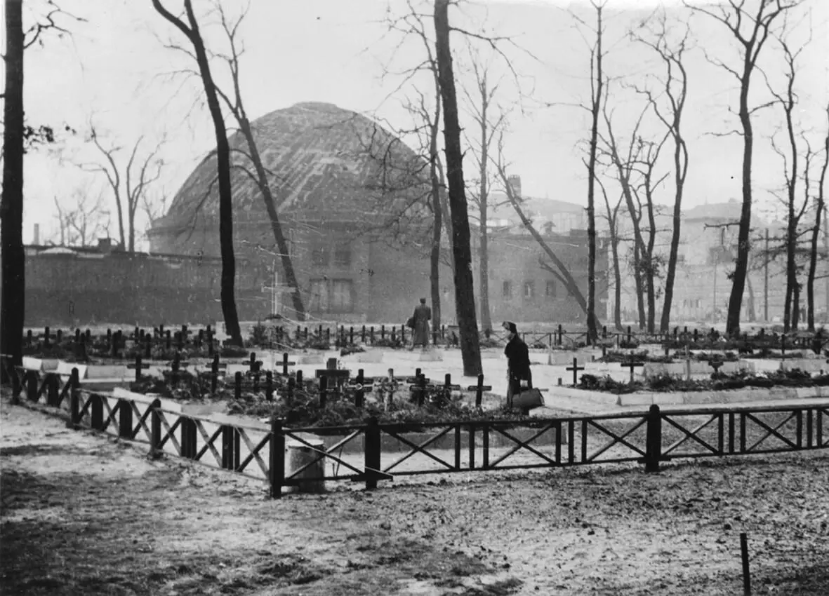 Рис 43 Экстренное кладбище Notfriedhof сооруженное возле - фото 18