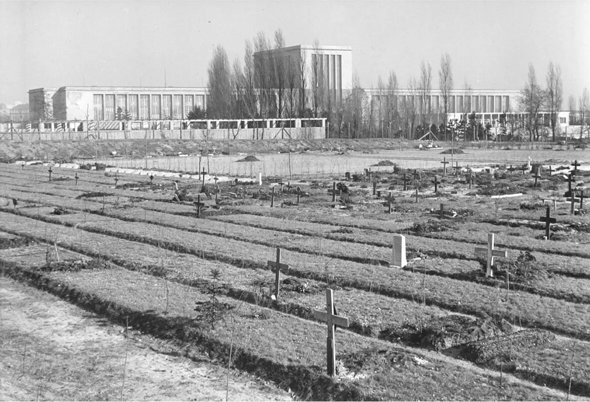 Рис 61 Кладбище в Айхкампе 1950 Большинство могил обозначено очень просто - фото 20