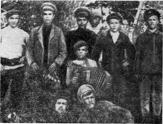 Группа молодых подпольщиков В нижнем ряду А И Хохлачев И А Рожинцев - фото 23