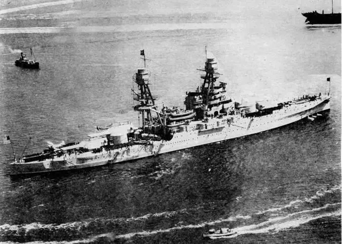 Arizona выходит в океан 1930е гг Образовавшаяся мощная волна пороховых - фото 115