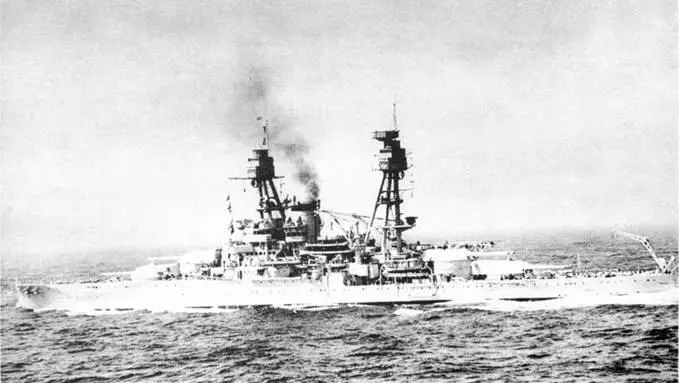 Nevada в 1921 г во время прохождения через Панамский канал вверху ив 1941 - фото 167