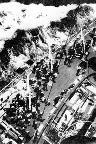 На Oklahoma идут учения ПВО 1938 г Стоя на рейде линкор принимал людей со - фото 79