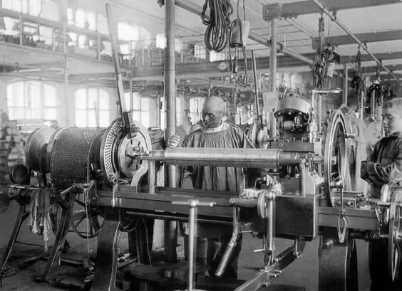 Ткацкий цех Прохоровской мануфактуры Москва 1900 г Но перейдем наконец к - фото 70